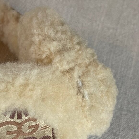 UGG Australia Women’s Shearling Classic Earmuffs Cream Embroidered Silk Y2K Logo - Picture 4 of 5